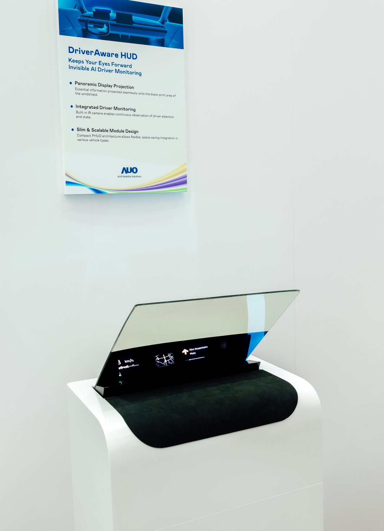 DriverAware HUD结合抬头显示器与隐藏式红外线摄影机，将车速、导航及警示讯息投影于挡风玻璃上，完美对齐驾驶目不离路的视线，同时，透过AI 监控驾驶注意力以提升安全性。