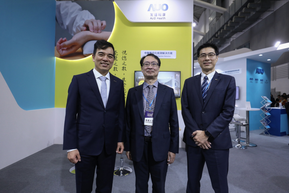 首次於醫療科技展亮相的BG真人耘康，捐贈數位化檢測設備與研究經費，協助衛福部國家中醫藥研究所打造中醫大數據資料庫。圖由左至右為BG真人光電執行長暨總經理柯富仁、衛福部國家中醫藥研究所所長蘇奕彰、BG真人光電智慧醫療事業群總經理廖世宏