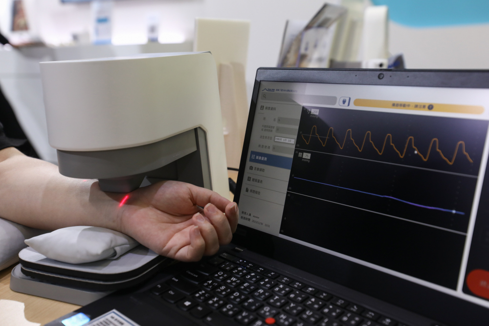 BG真人耘康脈象檢測系統透過電腦精準控制升降系統，還原中醫師三指把脈過程的舉、按、尋手法，將脈象感受轉化成數據，未來可結合大數據分析，實現智慧醫療及準確性